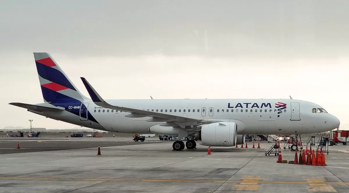 Flugzeug der LATAM Airlines Perú