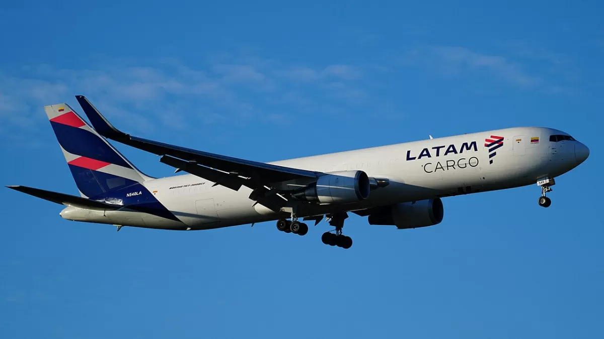 Flugzeug der LATAM Cargo Colombia