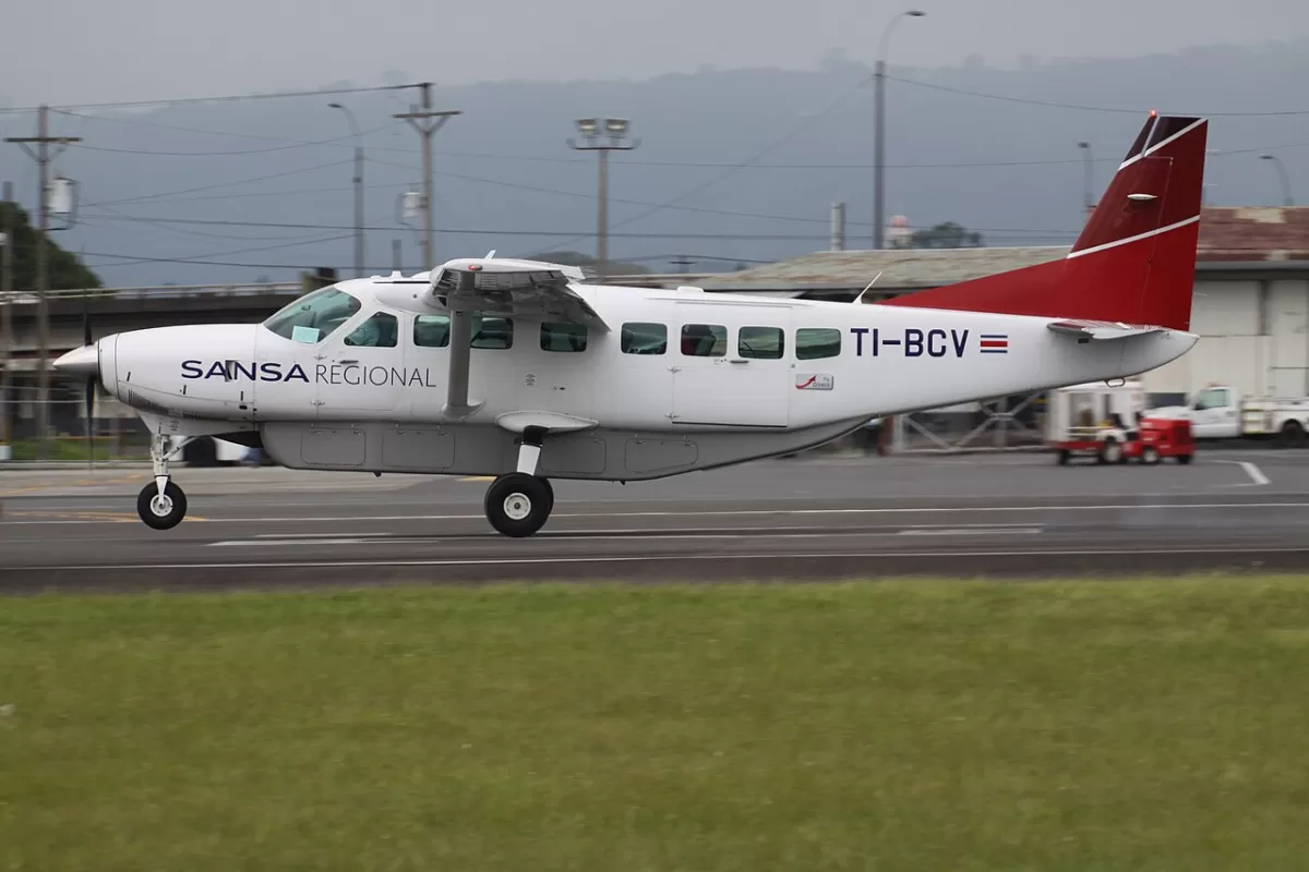 Flugzeug der Sansa Regional Airline