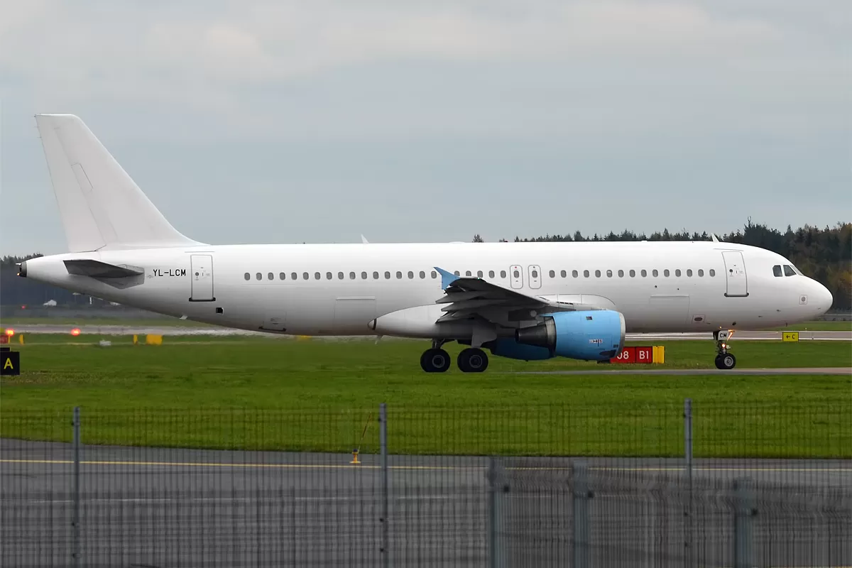 Flugzeug der SmartLynx Airlines Estonia
